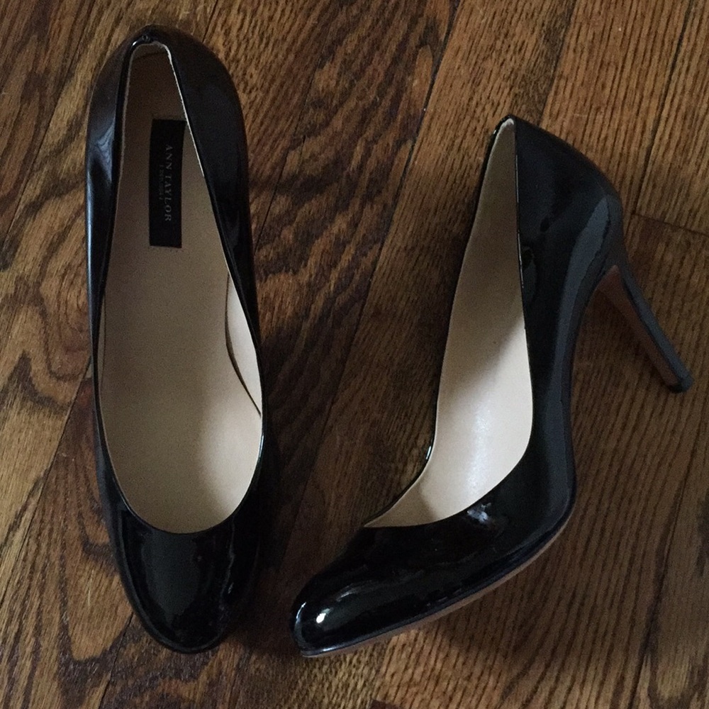 Ann Taylor Black 3” Heels - 9M - like new!